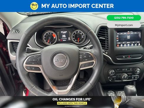 Used 2019 Jeep Cherokee Latitude Plus w/ Cold Weather Group AWD/4WD image 12