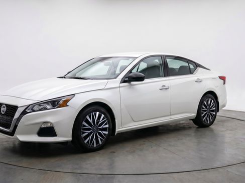 Used 2025 Nissan Altima 2.5 SV FWD image 3