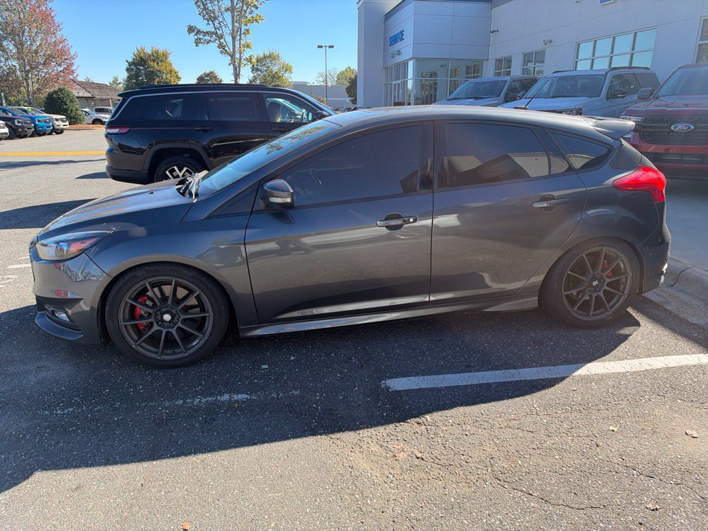 Used 2017 Ford Focus ST w/ Equipment Group 402A FWD image 11
