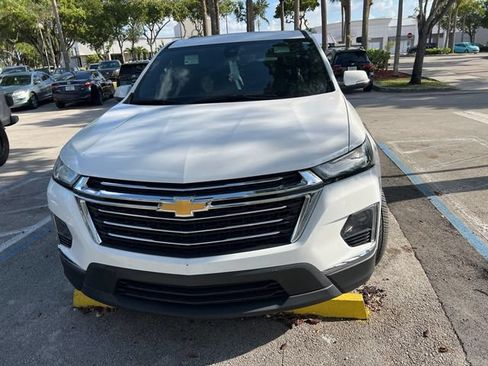 Used 2023 Chevrolet Traverse LT FWD image 2