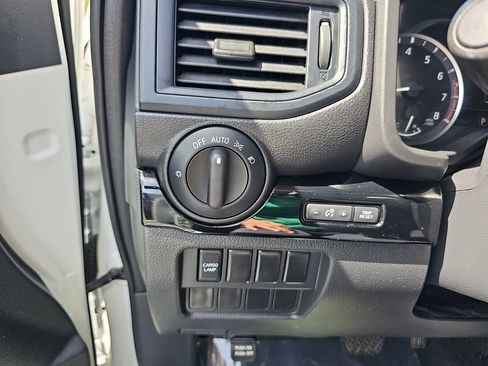 Used 2022 Nissan Titan SV RWD image 33