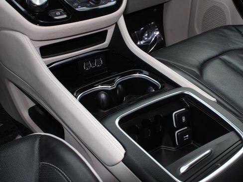 Used 2023 Chrysler Pacifica Limited image 16