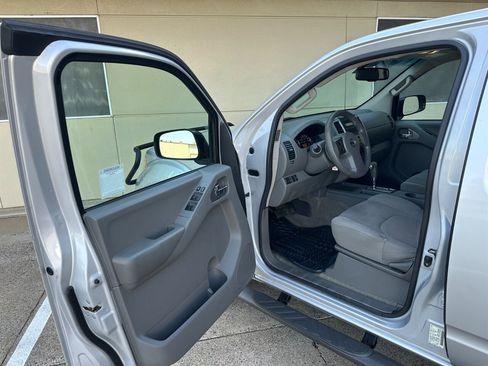 Used 2012 Nissan Frontier SV w/ SV Premium Utility Pkg image 12