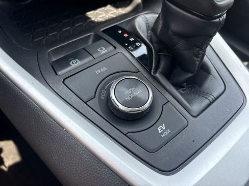 Used 2021 Toyota RAV4 LE AWD/4WD image 25