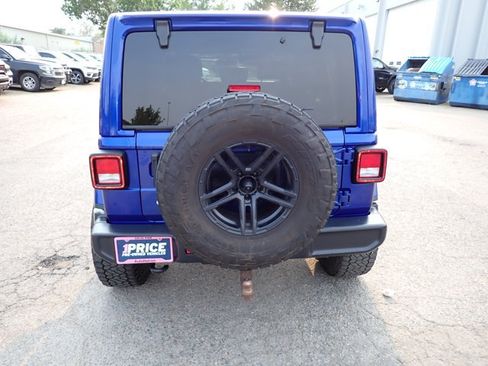Used 2019 Jeep Wrangler Unlimited Sahara w/ Uconnect 4C Nav & Sound Group AWD/4WD image 3
