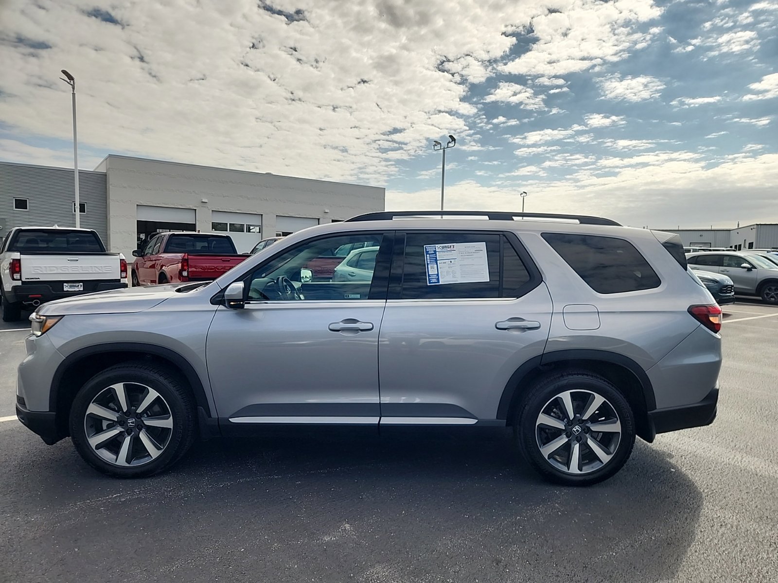 Used 2025 Honda Pilot Elite image 3