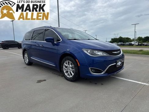 Used 2020 Chrysler Pacifica Touring-L FWD image 1