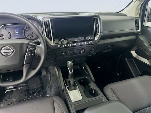 Used 2025 Nissan Frontier SV image 19