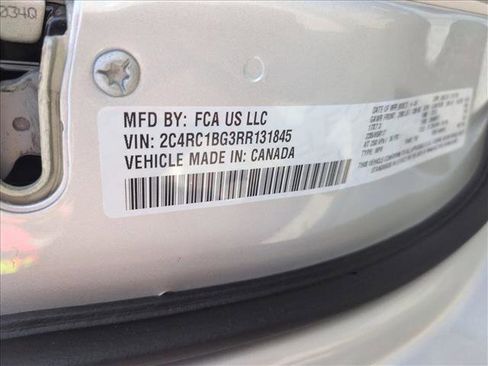 Used 2024 Chrysler Pacifica Touring-L image 25