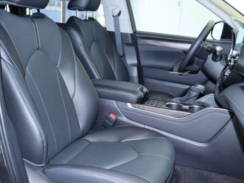 Used 2025 Toyota Highlander Limited AWD/4WD image 23