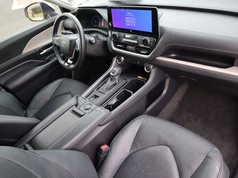 Used 2024 Toyota Grand Highlander Limited image 17