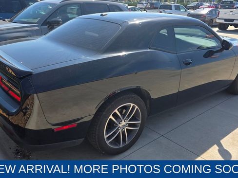 Used 2019 Dodge Challenger SXT image 3