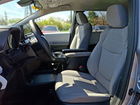 Used 2025 Toyota Sienna LE FWD image 14