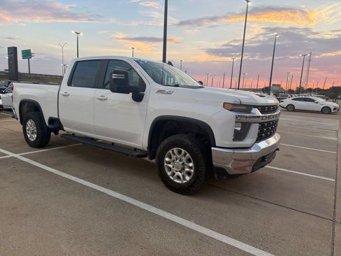 Used 2023 Chevrolet Silverado 2500 LT AWD/4WD image 3