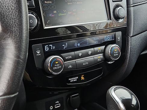 Used 2018 Nissan Rogue SV image 15