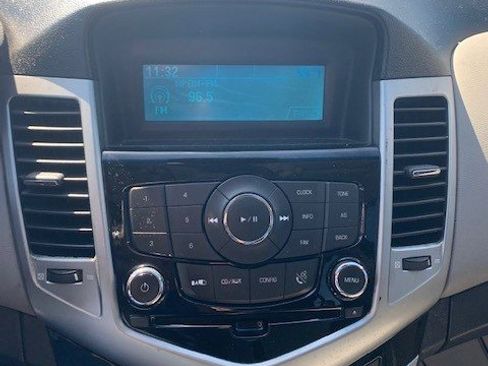 Used 2013 Chevrolet Cruze LS image 6