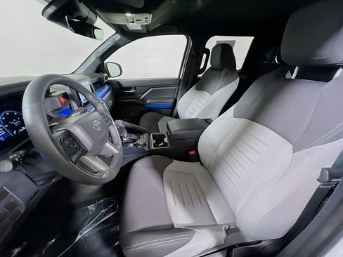 Certified 2025 Toyota Tacoma TRD Off-Road AWD/4WD image 18