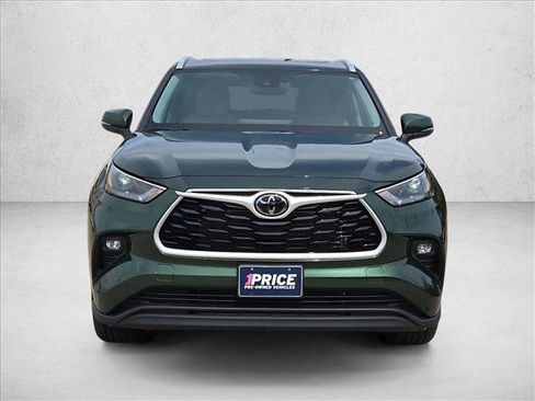 Used 2023 Toyota Highlander XLE FWD image 2