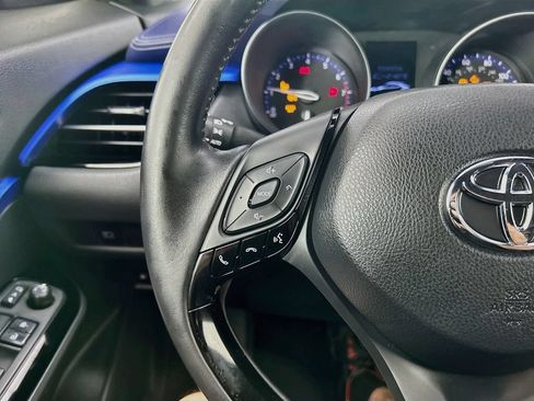 Used 2020 Toyota C-HR XLE FWD image 11