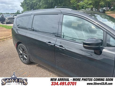 Used 2023 Chrysler Pacifica Limited w/ Uconnect Theater Family Group FWD image 9