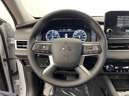 New 2025 Mitsubishi Outlander SE image 6