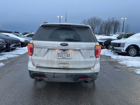 Used 2018 Ford Explorer XLT w/ Equipment Group 202A image 4