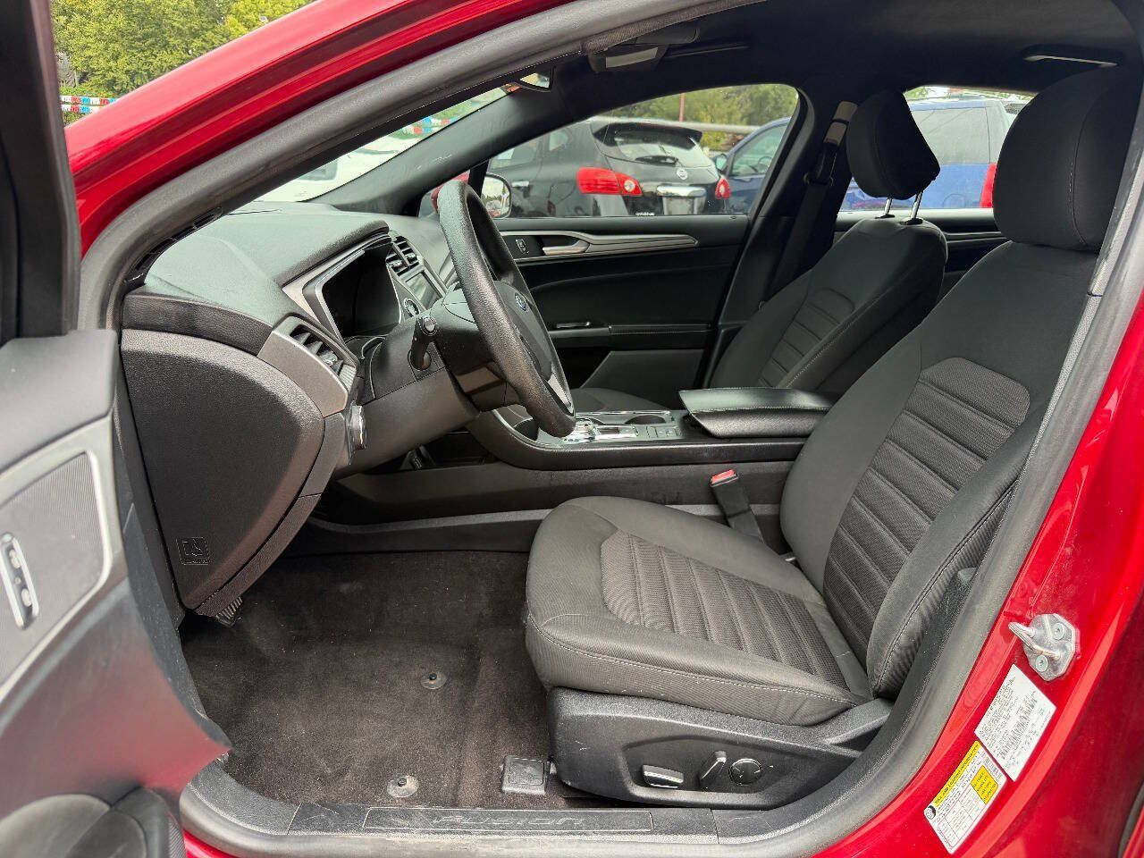 Used 2020 Ford Fusion SE FWD image 9