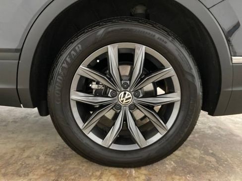 Used 2023 Volkswagen Tiguan SE w/ Panoramic Sunroof Package FWD image 33