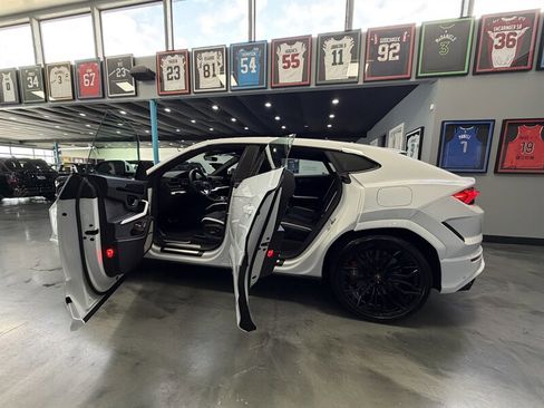Used 2025 Lamborghini Urus SE image 6