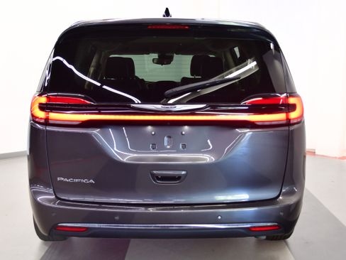Used 2023 Chrysler Pacifica Touring-L FWD image 6