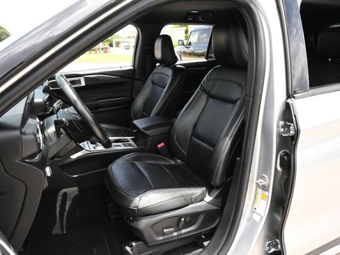 Used 2020 Ford Explorer XLT w/ Equipment Group 202A RWD image 16