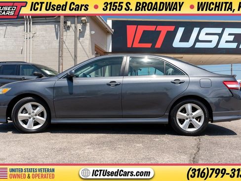 Used 2011 Toyota Camry SE w/ SE Extra-Value Pkg #1 FWD image 2