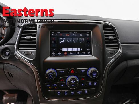 Used 2020 Jeep Grand Cherokee Laredo AWD/4WD image 10