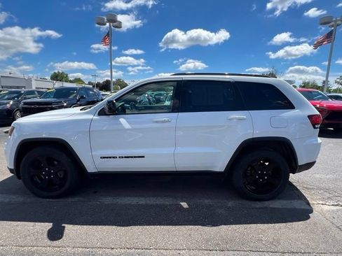 Used 2019 Jeep Grand Cherokee Laredo AWD/4WD image 2