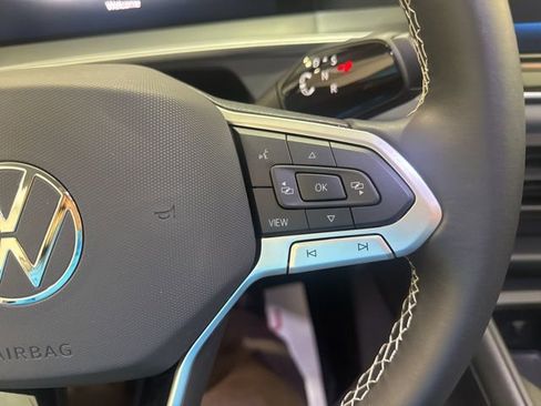 Certified 2025 Volkswagen Tiguan SE image 12