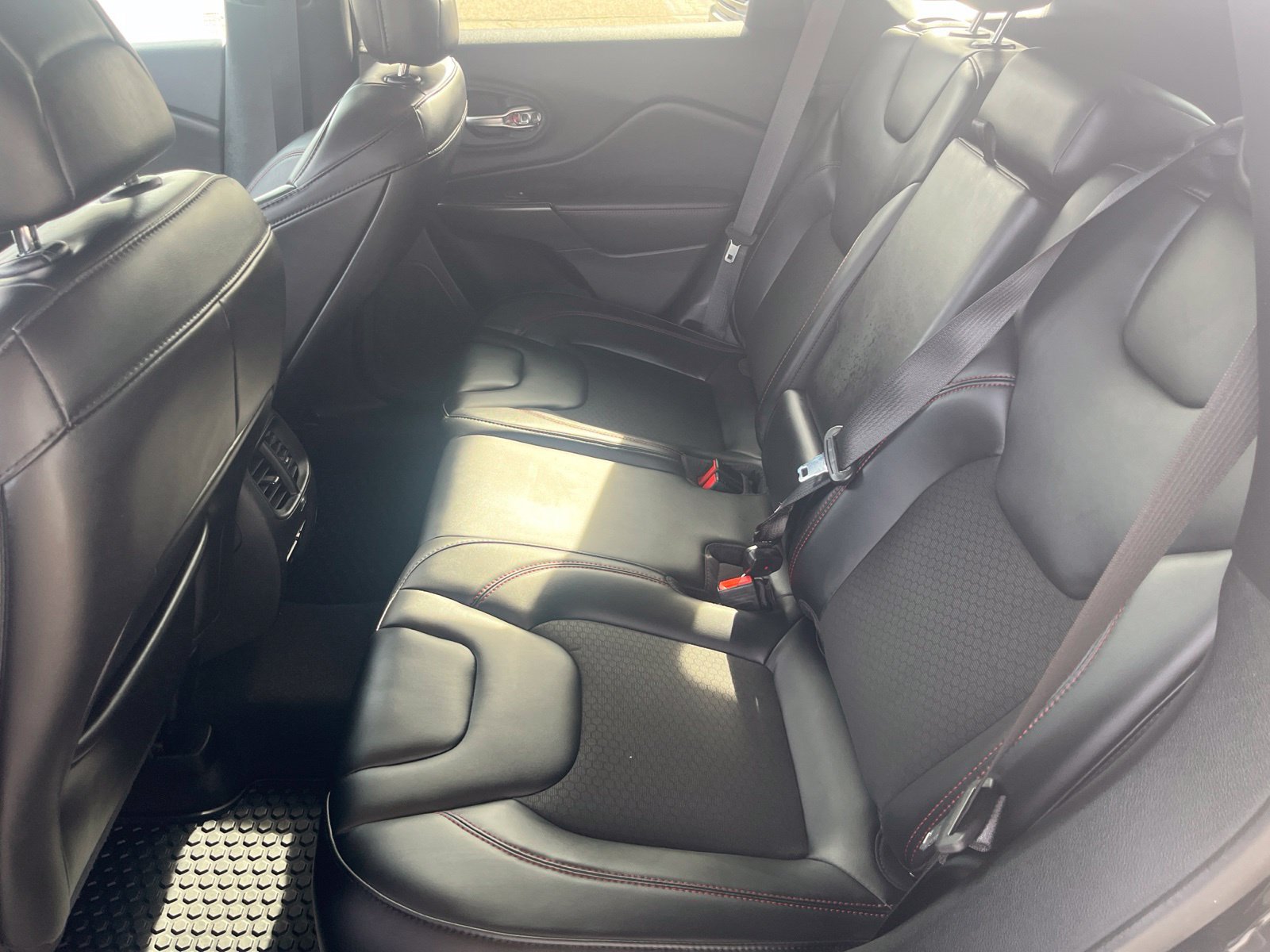 Used 2020 Jeep Cherokee Trailhawk w/ Cold Weather Group AWD/4WD image 12