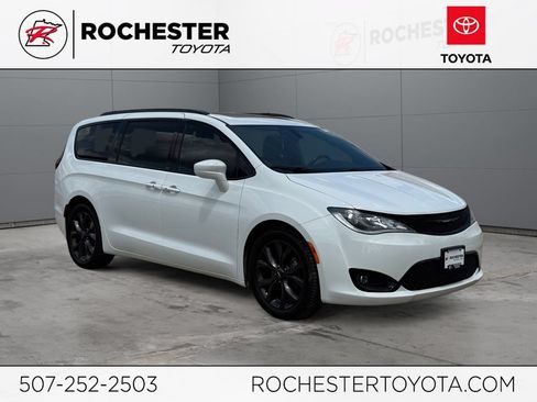 Used 2018 Chrysler Pacifica Touring-L Plus w/ S Appearance Package FWD image 1