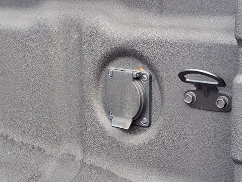 Used 2024 Nissan Frontier SL image 8