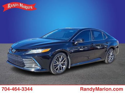 Used 2022 Toyota Camry XLE image 1