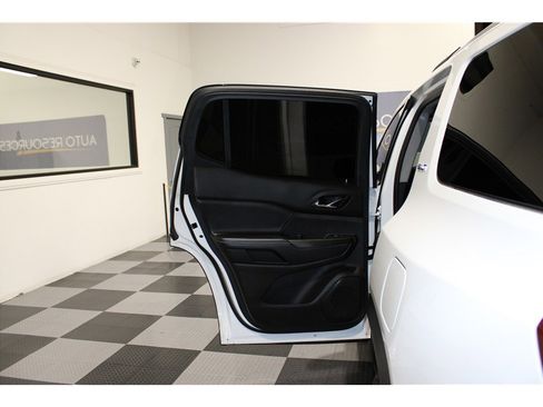 Used 2023 GMC Acadia SLT image 12