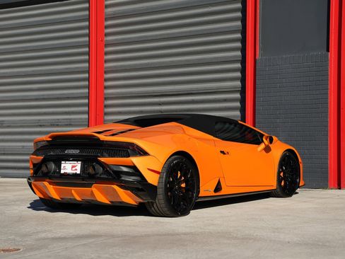 Used 2022 Lamborghini Huracan EVO image 9