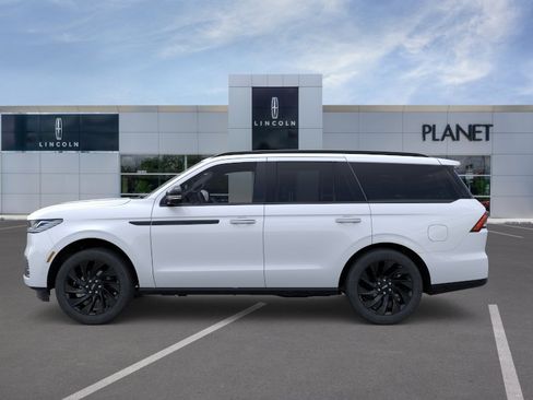 New 2026 Lincoln Navigator Reserve w/ Jet Appearance Package AWD/4WD image 3
