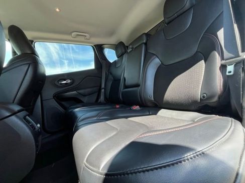 Used 2019 Jeep Cherokee Trailhawk w/ Cold Weather Group AWD/4WD image 26