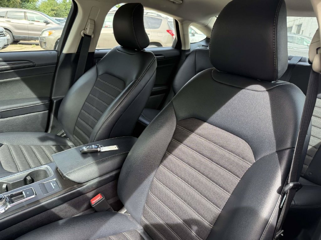 Used 2018 Ford Fusion SE w/ Equipment Group 201A FWD image 11