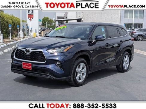 Used 2025 Toyota Highlander LE FWD image 1