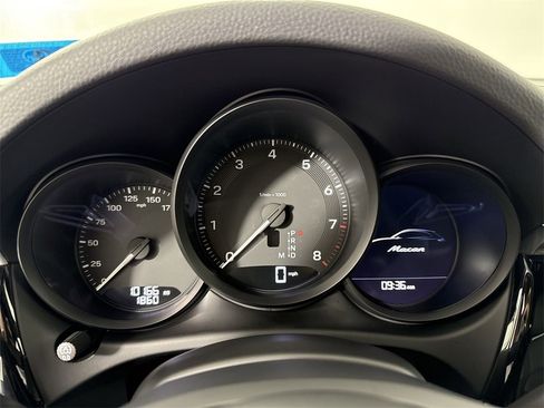 Certified 2025 Porsche Macan image 37