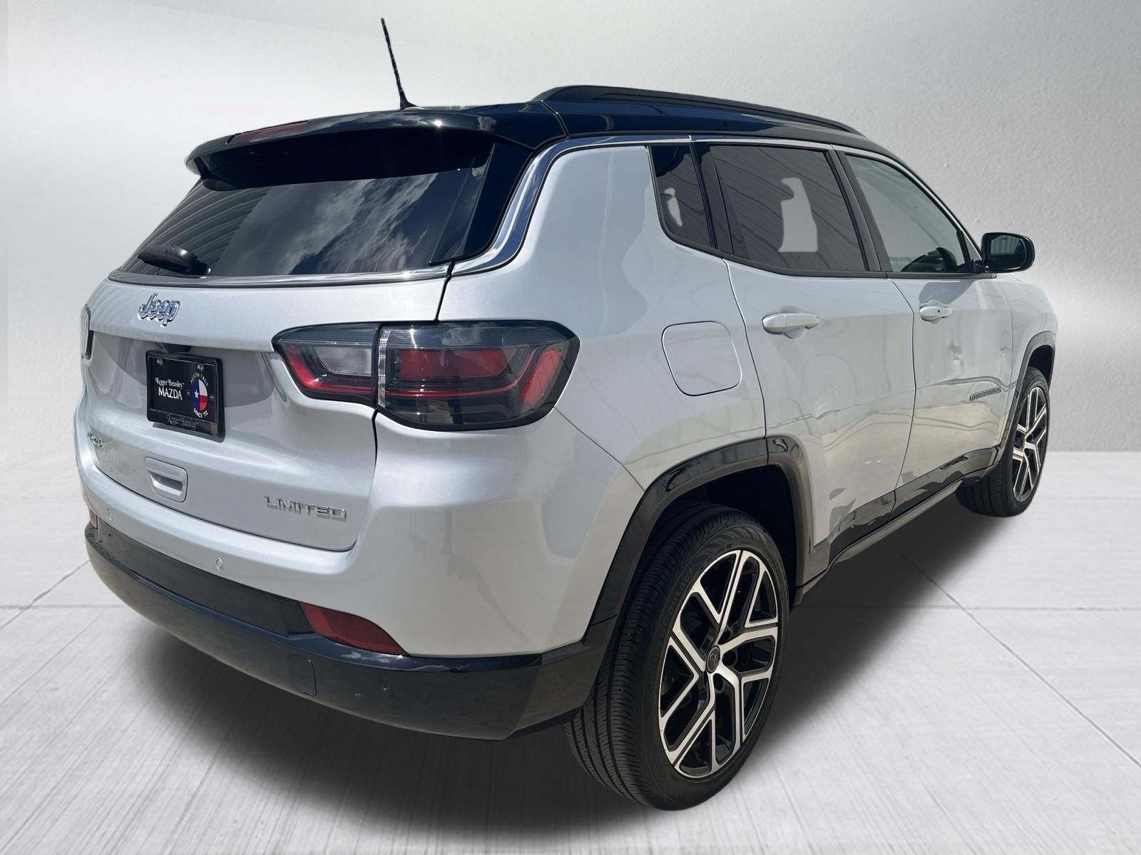 Used 2025 Jeep Compass Limited w/ Elite Group AWD/4WD image 9