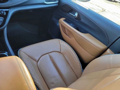 Used 2023 Chrysler Pacifica Pinnacle image 13