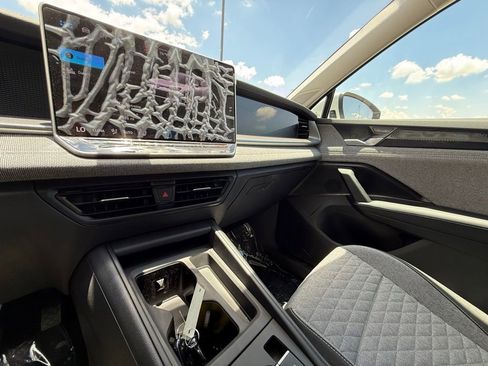 Certified 2025 Volkswagen Tiguan S FWD image 19