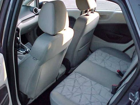 Used 2013 Ford Fiesta SE w/ Super Fuel Economy Pkg FWD image 9